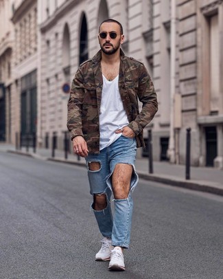 Come indossare e abbinare una giacca militare terracotta per un uomo di 30 anni in modo rilassato: Scegli una giacca militare terracotta e jeans strappati azzurri per un look comfy-casual. Per un look più rilassato, calza un paio di scarpe sportive bianche.