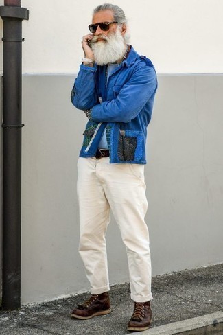 Come indossare e abbinare chino bianchi per un uomo di 60 anni in modo smart-casual: Combina una giacca militare blu con chino bianchi per un look spensierato e alla moda. Stivali casual in pelle marroni sono una valida scelta per completare il look.
