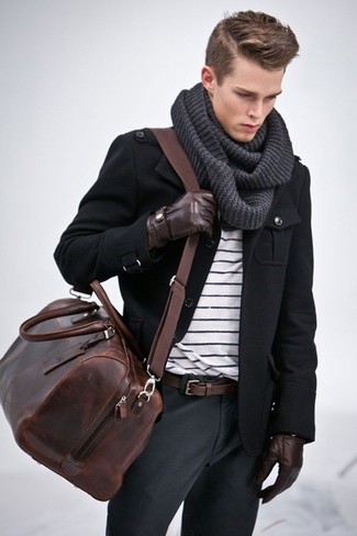 Come indossare e abbinare un borsone marrone per un uomo di 30 anni: Abbina una giacca militare nera con un borsone marrone per una sensazione di semplicità e spensieratezza.