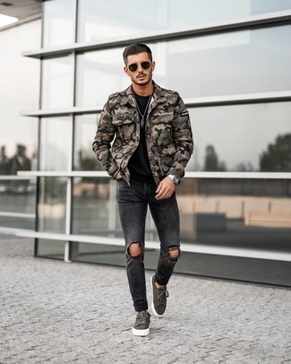 Quale giacca militare indossare con jeans grigi quando fa caldo in modo rilassato: Potresti indossare una giacca militare e jeans grigi per un'atmosfera casual-cool. Se non vuoi essere troppo formale, scegli un paio di sneakers basse di tela marrone scuro come calzature.