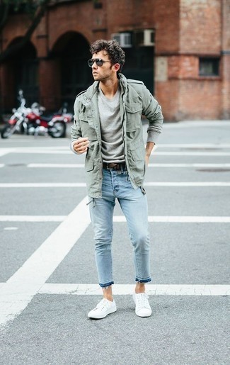 Come indossare e abbinare jeans azzurri con sneakers basse di tela bianche: Per un outfit quotidiano pieno di carattere e personalità, punta su una giacca militare verde menta e jeans azzurri. Se non vuoi essere troppo formale, opta per un paio di sneakers basse di tela bianche.