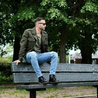 Come indossare e abbinare una giacca militare per un uomo di 30 anni quando fa caldo in modo casual: Potresti abbinare una giacca militare con jeans strappati azzurri per un look comfy-casual. Opta per un paio di stivali casual in pelle neri per dare un tocco classico al completo.