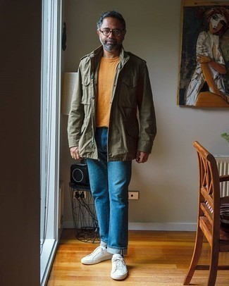 Moda uomo anni 50 in modo casual: Potresti indossare una giacca militare verde oliva e jeans blu per un look raffinato per il tempo libero. Non vuoi calcare troppo la mano con le scarpe? Calza un paio di sneakers basse di tela bianche per la giornata.