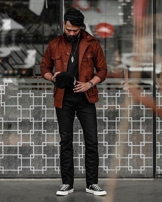 Come indossare e abbinare jeans neri per un uomo di 40 anni: Potresti combinare una giacca militare marrone con jeans neri per un look trendy e alla mano. Mettiti un paio di sneakers alte di tela nere e bianche per avere un aspetto più rilassato.