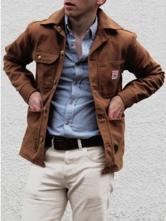 Come indossare e abbinare una giacca militare marrone in autunno 2024: Questa combinazione di una giacca militare marrone e chino beige è perfetta per il tempo libero. Questo è senza dubbio l'outfit da copiare in questa stagione autunnale.