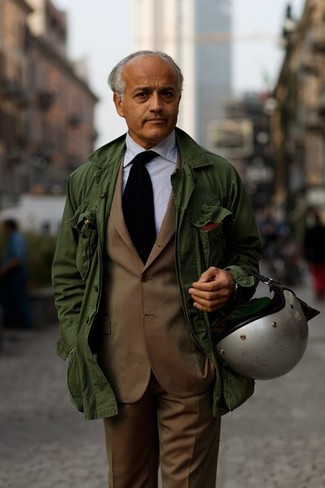 Come indossare e abbinare un abito marrone scuro per un uomo di 50 anni quando fa caldo in modo formale: Coniuga un abito marrone scuro con una giacca militare verde per un look elegante e di classe.