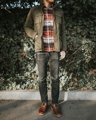 Quale jeans indossare con stivali marrone scuro in autunno 2024: Mostra il tuo stile in una giacca militare verde oliva con jeans per una sensazione di semplicità e spensieratezza. Mettiti un paio di stivali marrone scuro per un tocco virile. Ecco un look autunnale ideale per il tuo.