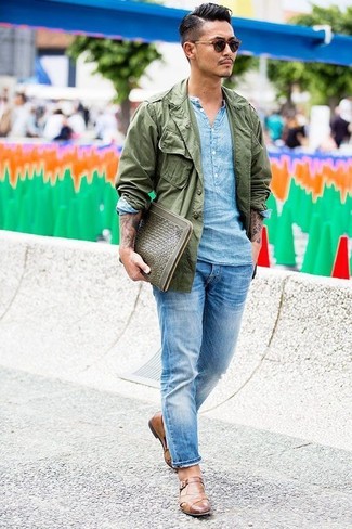 Come indossare e abbinare scarpe monk marroni: Indossa una giacca militare verde oliva e jeans azzurri per vestirti casual. Mettiti un paio di scarpe monk marroni per mettere in mostra il tuo gusto per le scarpe di alta moda.