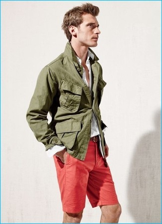 Come indossare e abbinare una giacca militare verde scuro: Combina una giacca militare verde scuro con pantaloncini rossi per un look raffinato per il tempo libero.