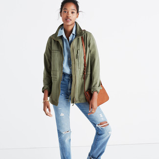 Come indossare e abbinare una borsa a tracolla beige quando fa caldo in modo casual: Potresti indossare una giacca militare verde oliva e una borsa a tracolla beige per un look perfetto per il weekend.