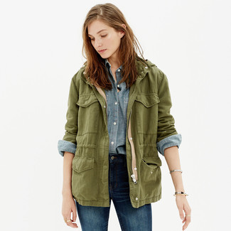Come indossare e abbinare una giacca militare verde oliva per una donna di 20 anni in modo smart-casual: Abbina una giacca militare verde oliva con jeans aderenti blu scuro per un look semplice, da indossare ogni giorno.
