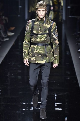 Quale giacca militare indossare con chino neri per un uomo di 20 anni: Vestiti con una giacca militare e chino neri per un look raffinato per il tempo libero. Opta per un paio di stivali chelsea in pelle scamosciata neri per un tocco virile.
