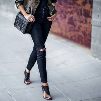 Come indossare e abbinare jeans strappati neri per una donna di 30 anni quando fa caldo in modo casual: Mostra il tuo stile in una giacca militare mimetica verde oliva con jeans strappati neri per un outfit inaspettato. Sandali con tacco in pelle neri sono una valida scelta per completare il look.