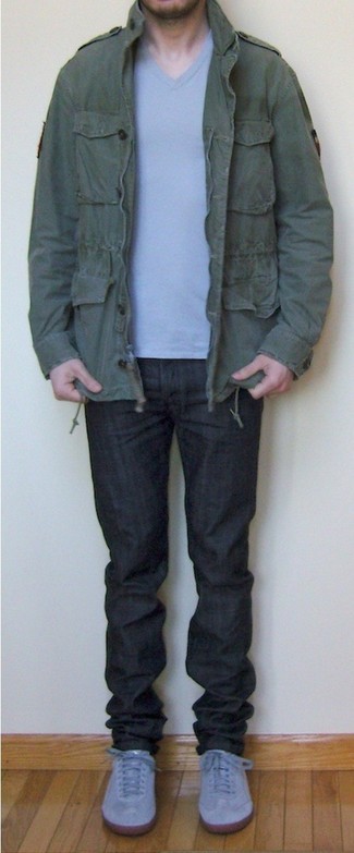 Come indossare e abbinare una giacca militare con jeans per un uomo di 30 anni in modo casual: Opta per una giacca militare e jeans per un fantastico look da sfoggiare nel weekend. Per un look più rilassato, scegli un paio di sneakers basse in pelle scamosciata grigie.