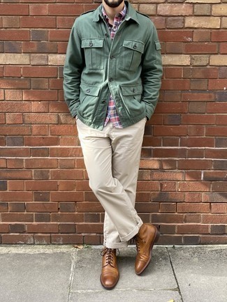 Come indossare e abbinare una giacca militare verde scuro in modo smart-casual: Combina una giacca militare verde scuro con chino beige per un fantastico look da sfoggiare nel weekend. Perfeziona questo look con un paio di stivali casual in pelle marroni.