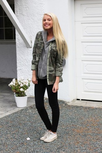 Look alla moda per donna: Giacca militare mimetica verde scuro, Felpa con cappuccio grigia, Jeans aderenti neri, Sneakers basse bianche