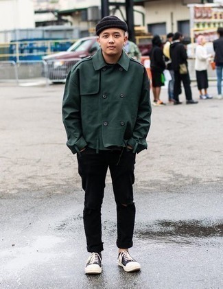 Come indossare e abbinare jeans strappati neri in modo rilassato: Potresti combinare una giacca militare verde scuro con jeans strappati neri per un'atmosfera casual-cool. Sneakers basse di tela nere e bianche sono una splendida scelta per completare il look.