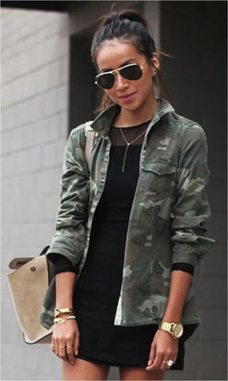 Look alla moda per donna: Giacca militare mimetica verde scuro, Vestito a tubino in rete nero, Cartella in pelle scamosciata beige, Occhiali da sole neri
