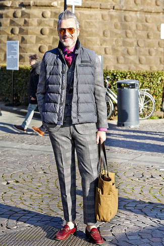 Come indossare e abbinare una sciarpa scozzese grigia per un uomo di 60 anni in modo smart-casual: Coniuga un gilet trapuntato grigio con una sciarpa scozzese grigia per un look comfy-casual. Mostra il tuo gusto per le calzature di alta classe con un paio di mocassini eleganti in pelle rossi.