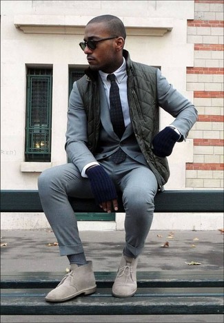 Quale chukka indossare con un abito grigio in autunno 2024 in modo smart-casual: Mostra il tuo stile in un abito grigio con un gilet verde scuro per essere sofisticato e di classe. Se non vuoi essere troppo formale, calza un paio di chukka. Con quest'outfit non puoi sbagliare in questi mesi autunnali.