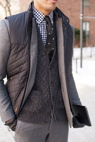 Come indossare e abbinare un abito di lana grigio quando fa freddo: Combina un abito di lana grigio con un gilet trapuntato grigio scuro per essere sofisticato e di classe.