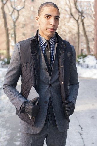 Come indossare e abbinare una cravatta nera in autunno 2024 in modo smart-casual: Potresti indossare un gilet grigio scuro e una cravatta nera come un vero gentiluomo. È magnifica idea per per vestirsi con stile durante la stagione transitoria!