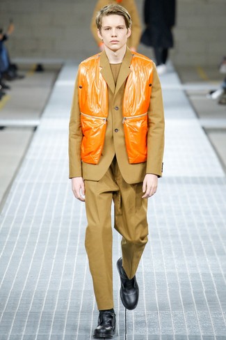 Come indossare e abbinare una giacca arancione per un uomo di 20 anni: Abbina una giacca arancione con un abito marrone chiaro per un look elegante e di classe. Scegli un paio di stivali casual in pelle neri come calzature per un tocco più rilassato.