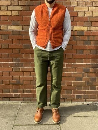Come indossare e abbinare una giacca arancione quando fa caldo: Vestiti con una giacca arancione e chino verde oliva per un outfit comodo ma studiato con cura. Chukka in pelle marroni sono una gradevolissima scelta per completare il look.