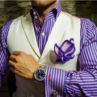 Come indossare e abbinare una camicia elegante a righe verticali viola melanzana per un uomo di 30 anni: Indossa una camicia elegante a righe verticali viola melanzana e un gilet beige come un vero gentiluomo.