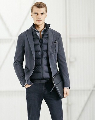 Come indossare e abbinare un blazer lavorato a maglia per un uomo di 30 anni in modo smart-casual: Indossa un blazer lavorato a maglia e jeans grigio scuro per un look spensierato e alla moda.