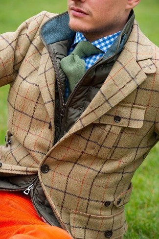 Come indossare e abbinare un blazer di lana scozzese per un uomo di 30 anni in autunno 2024 in modo smart-casual: Potresti combinare un blazer di lana scozzese con jeans di velluto a coste arancioni per un fantastico look da sfoggiare nel weekend. Una buona idea per un outfit autunnale!