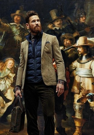 Come indossare e abbinare una giacca trapuntata per un uomo di 30 anni in modo smart-casual: Scegli un outfit composto da una giacca trapuntata e un blazer di cotone marrone, perfetto per il lavoro.