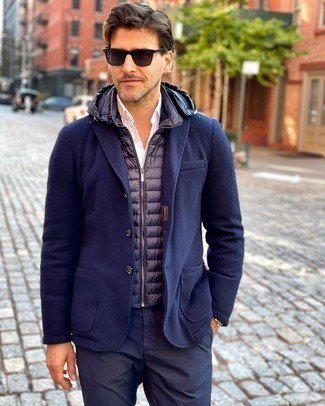 Quale blazer indossare con pantaloni eleganti blu scuro per un uomo di 30 anni in autunno 2024 in modo smart-casual: Abbina un blazer con pantaloni eleganti blu scuro per un look elegante e alla moda. Una stupenda scelta per essere cool e trendy anche in autunno.