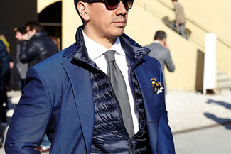 Come indossare e abbinare una cravatta argento in modo smart-casual: Potresti combinare un gilet trapuntato blu scuro con una cravatta argento come un vero gentiluomo.
