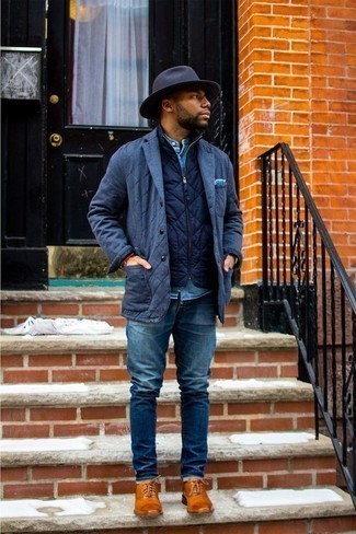 Come indossare e abbinare un blazer blu con jeans blu scuro: Abbina un blazer blu con jeans blu scuro per vestirti casual. Calza un paio di scarpe oxford in pelle terracotta per un tocco virile.