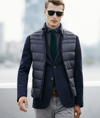 Come indossare e abbinare un blazer blu scuro con chino grigio scuro per un uomo di 30 anni: Prova a combinare un blazer blu scuro con chino grigio scuro per un look davvero alla moda.