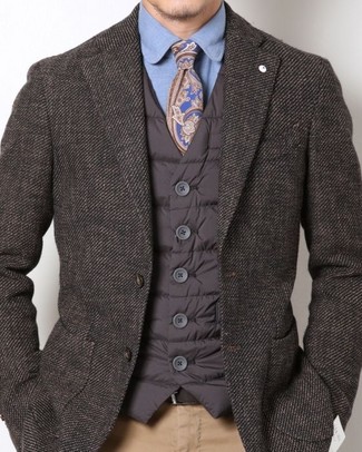 Come indossare e abbinare una cravatta con stampa cachemire blu per un uomo di 30 anni quando fa caldo in modo smart-casual: Opta per un gilet trapuntato marrone scuro e una cravatta con stampa cachemire blu per un look davvero alla moda.