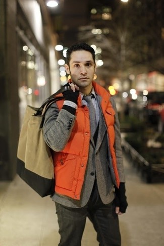 Come indossare e abbinare una giacca arancione quando fa freddo: Opta per una giacca arancione e un blazer di lana a spina di pesce grigio per un look davvero alla moda.