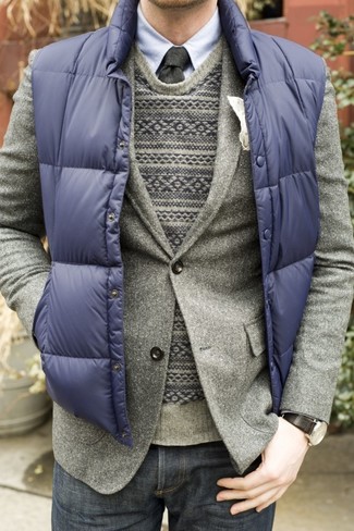 Come indossare e abbinare un blazer di lana grigio con jeans blu scuro: Coniuga un blazer di lana grigio con jeans blu scuro, perfetto per il lavoro.