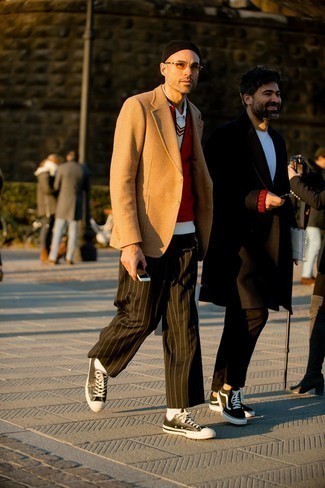 Look alla moda per uomo: Gilet rosso, Blazer di lana a quadri marrone chiaro, Maglione senza maniche bianco, Camicia a maniche lunghe bianca