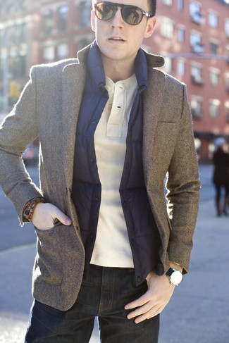 Come indossare e abbinare un blazer marrone quando fa caldo in modo smart-casual: Vestiti con un blazer marrone e jeans neri se preferisci uno stile ordinato e alla moda.