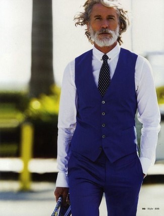 Come indossare e abbinare una camicia elegante bianca con un gilet blu per un uomo di 40 anni: Indossa un gilet blu e una camicia elegante bianca per un look elegante e di classe.