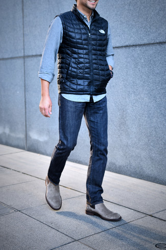 Quale camicia di jeans indossare con stivali chelsea grigi: Metti una camicia di jeans e jeans blu scuro per un fantastico look da sfoggiare nel weekend. Sfodera il gusto per le calzature di lusso e indossa un paio di stivali chelsea grigi.
