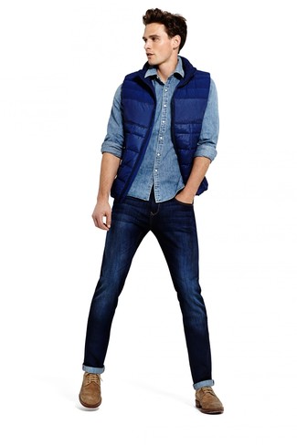 Quale camicia di jeans indossare con jeans blu: Potresti indossare una camicia di jeans e jeans blu per un outfit comodo ma studiato con cura. Mettiti un paio di stivaletti brogue in pelle scamosciata marrone chiaro per dare un tocco classico al completo.
