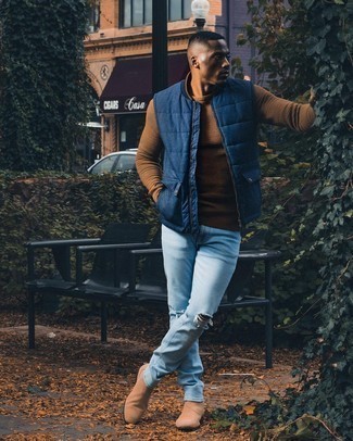 Come indossare e abbinare una giacca trapuntata blu in modo casual: Una giacca trapuntata blu e jeans strappati azzurri sono una combinazione perfetta da usare nel weekend. Scegli un paio di stivali chelsea in pelle scamosciata marrone chiaro per dare un tocco classico al completo.