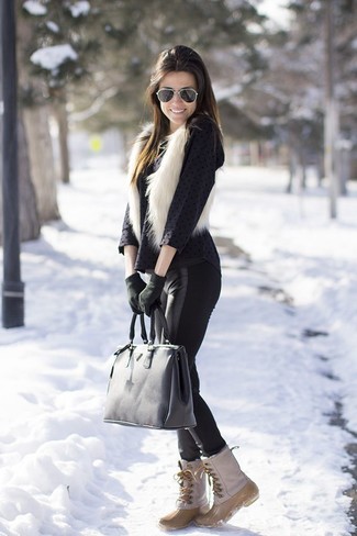 Come indossare e abbinare stivali da neve per una donna di 30 anni in modo casual: Vestiti con un gilet di pelliccia bianco e leggings in pelle neri per essere casual. Un paio di stivali da neve si abbina alla perfezione a una grande varietà di outfit.