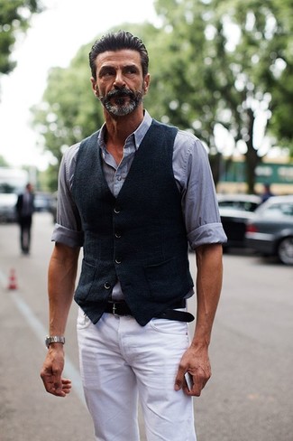 Come indossare e abbinare una cintura per un uomo di 50 anni in primavera 2025: Per un outfit quotidiano pieno di carattere e personalità, abbina un gilet di lana blu scuro con una cintura. Una buona scelta per i mesi primaverili!