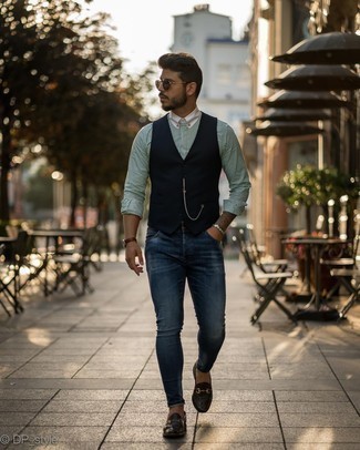 Come indossare e abbinare jeans aderenti con un gilet: Abbina un gilet con jeans aderenti per un look trendy e alla mano. Scegli uno stile classico per le calzature e calza un paio di mocassini eleganti in pelle marrone scuro.