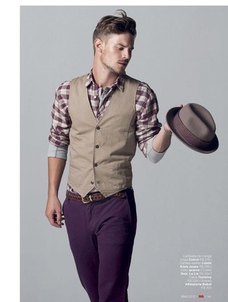 Come indossare e abbinare pantaloni viola: Punta su un gilet marrone chiaro e pantaloni viola per essere sofisticato e di classe.