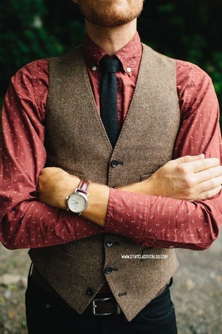 Come indossare e abbinare una cravatta di lana nera: Prova a combinare un gilet di lana a spina di pesce marrone con una cravatta di lana nera per essere sofisticato e di classe.